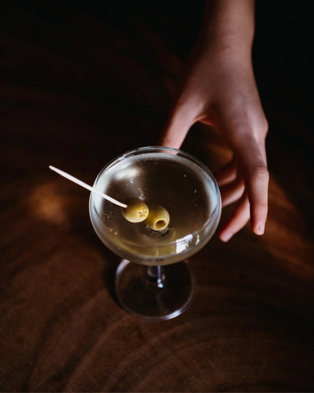 Porque a cualquier hora es perfecta para disfrutar una rica bebida en buena compa&ntilde;&iacute;a 🤍
Y en la barra de Muss siempre hay una gran variedad de opciones deliciosas esper&aacute;ndote ✨