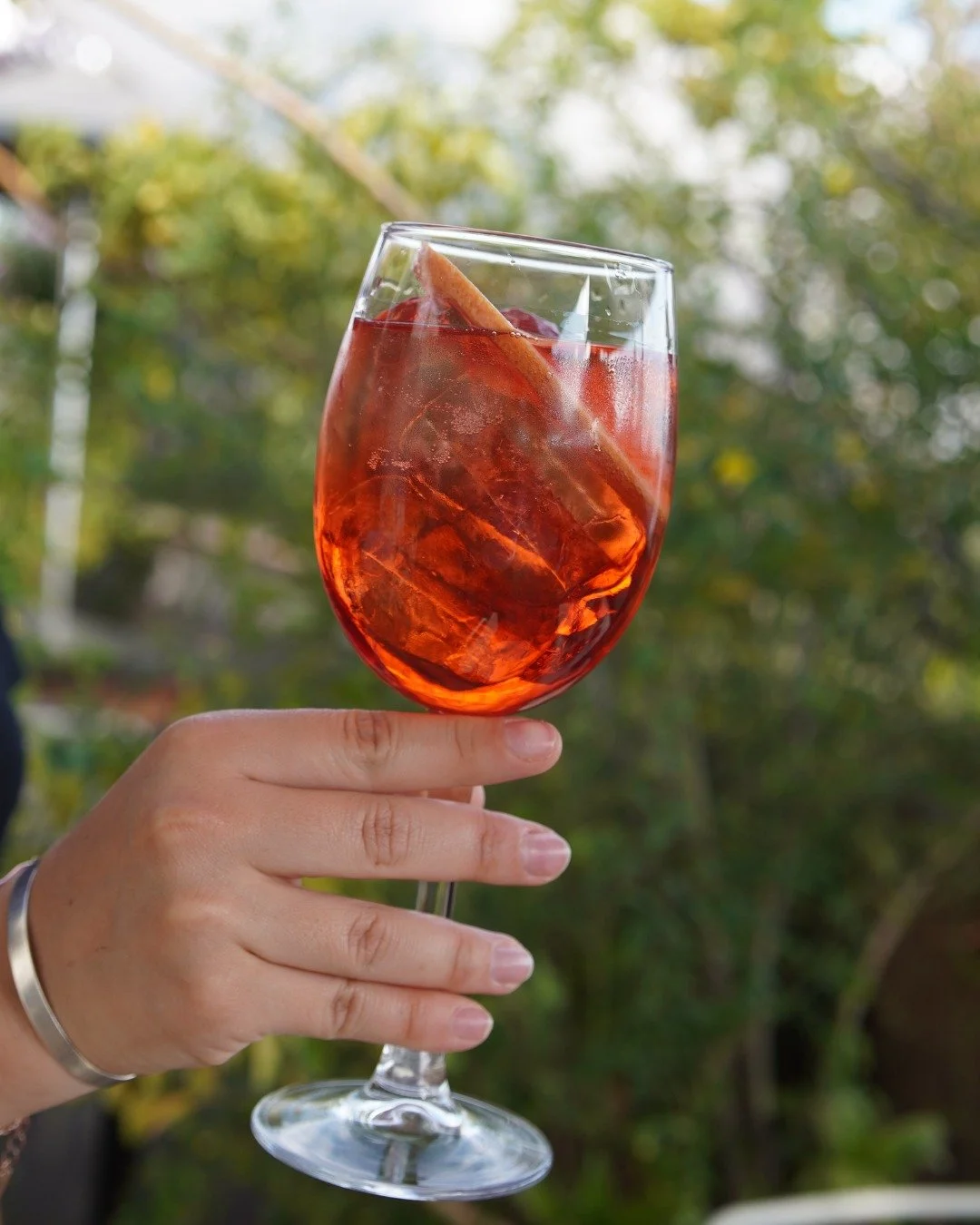 En Am&aacute;, cada copa acompa&ntilde;a una buena historia. ✨🍷