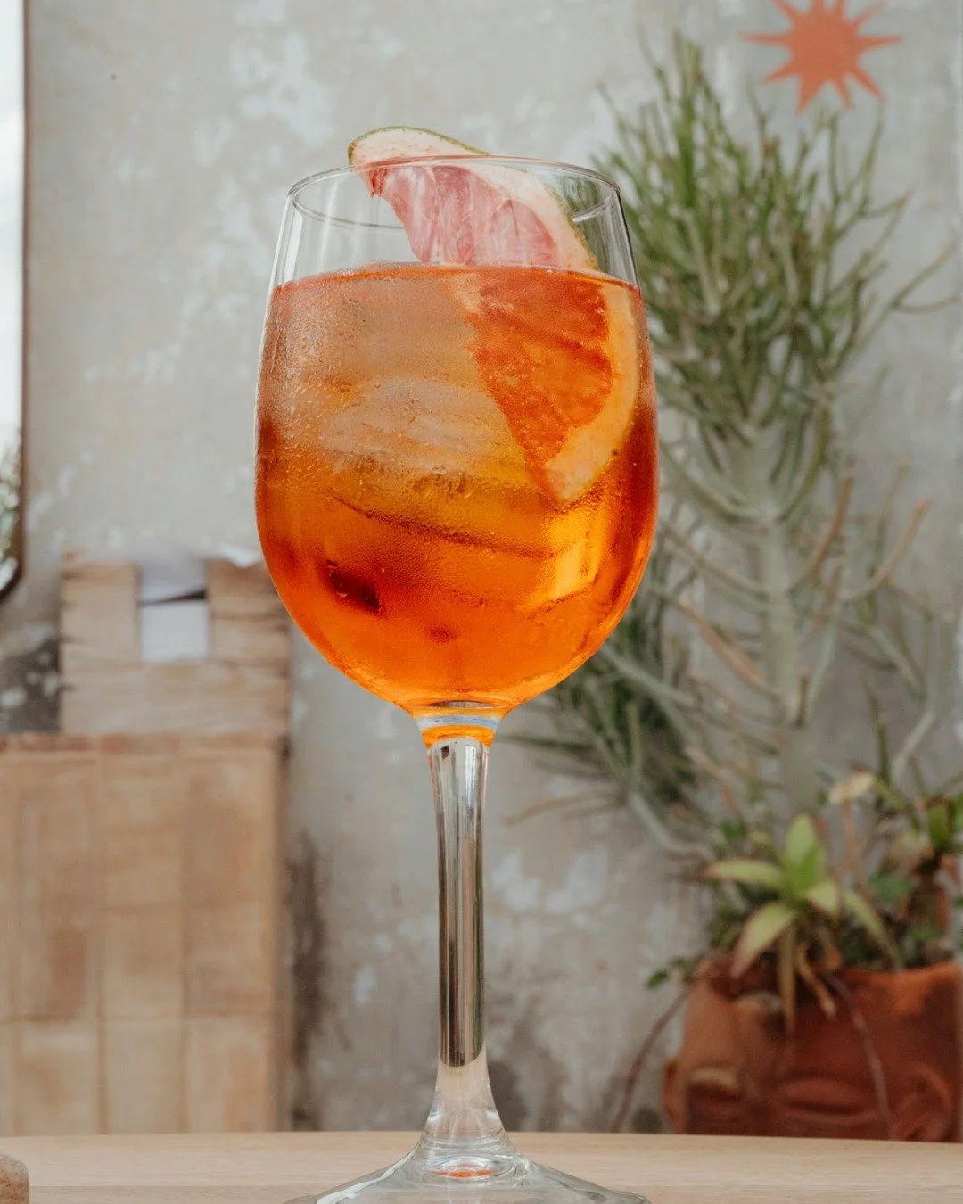 La excusa perfecta para alargar la tarde: un rico Aperol en Am&aacute; Terraza🍊✨