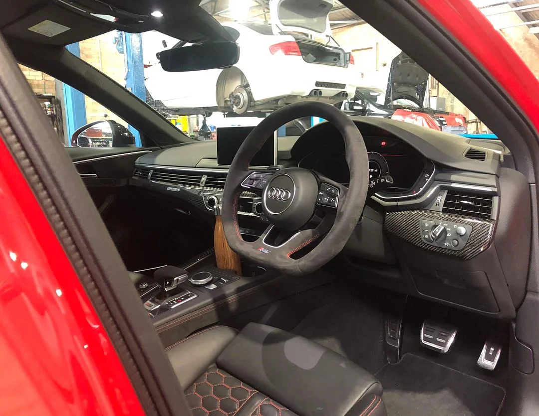 Audi_RS4_wagon_service3.jpg