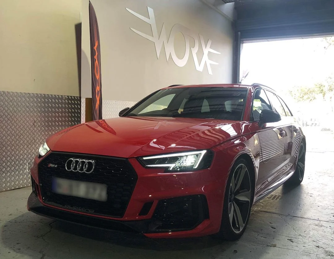 Audi_RS4_wagon_service2.jpg