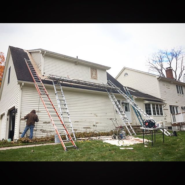 When&rsquo;s the latest you&rsquo;ve painted in a season🧐 
#jobsitetitan #titansprayer #fallpainting #extensionladder #dormer #safety #aluminum #prep #walktheplank #carpentrywork #exteriorpaint #exteriorpainting #clapboard #paint #sherwinwilliams #b