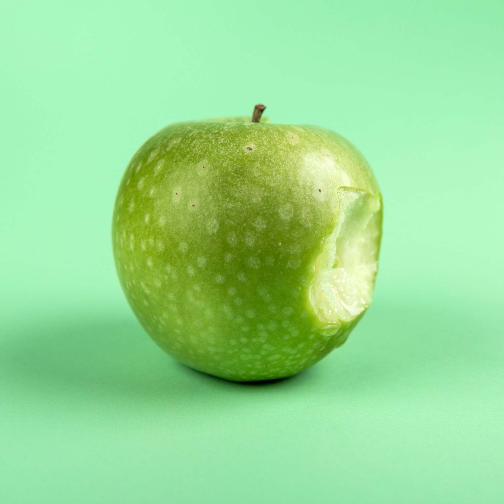 apple-bitten-close-up-616837.jpg