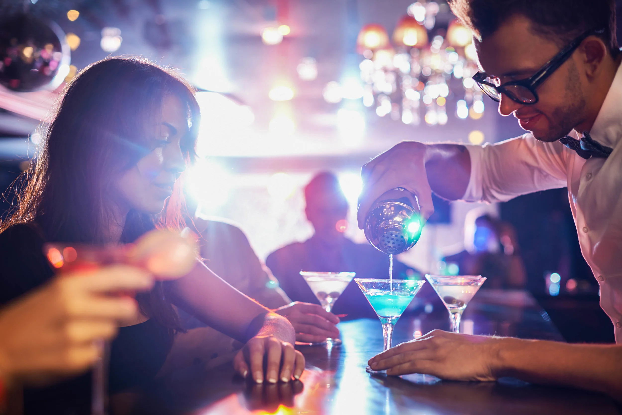 Eingießen-einen-cocktail-iStock_79808751_XLARGE-2.jpg