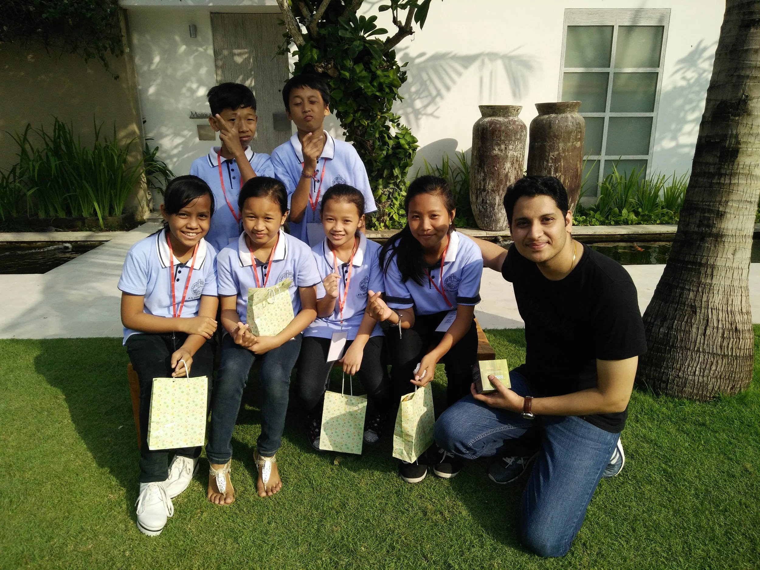 A Cisco Meraki team leader with a group of orphanage children during a “Care and Fun” Positive Social Impact event in Seminyak, Indonesia.