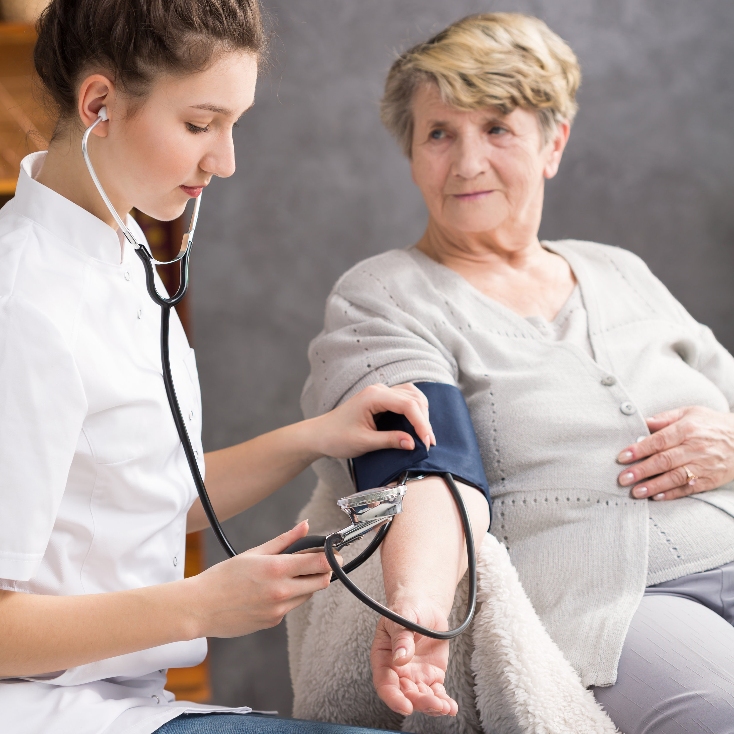 nurse-taking-elderly-womans-blood-pressure-PYWURTK.jpg