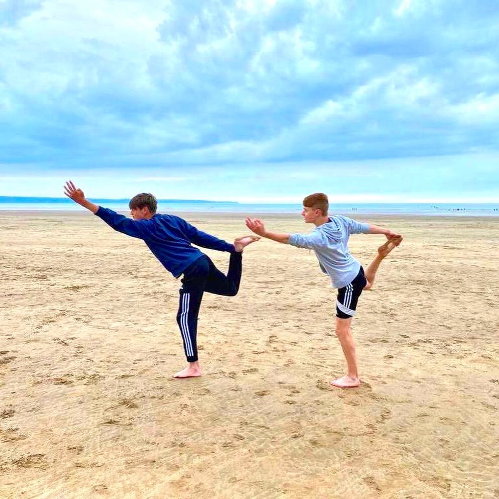 The BEST time in Croyde catching waves, catching scenery, catching yoga and having a post GCSE ball! These kids deserve this so much. They rock. ❤️

Totally recommend Croyde Surf Academy and board hire! 🌊🏄🏼&zwj;♀️🤩

#STAYZEN 
#croydebay #croydebe