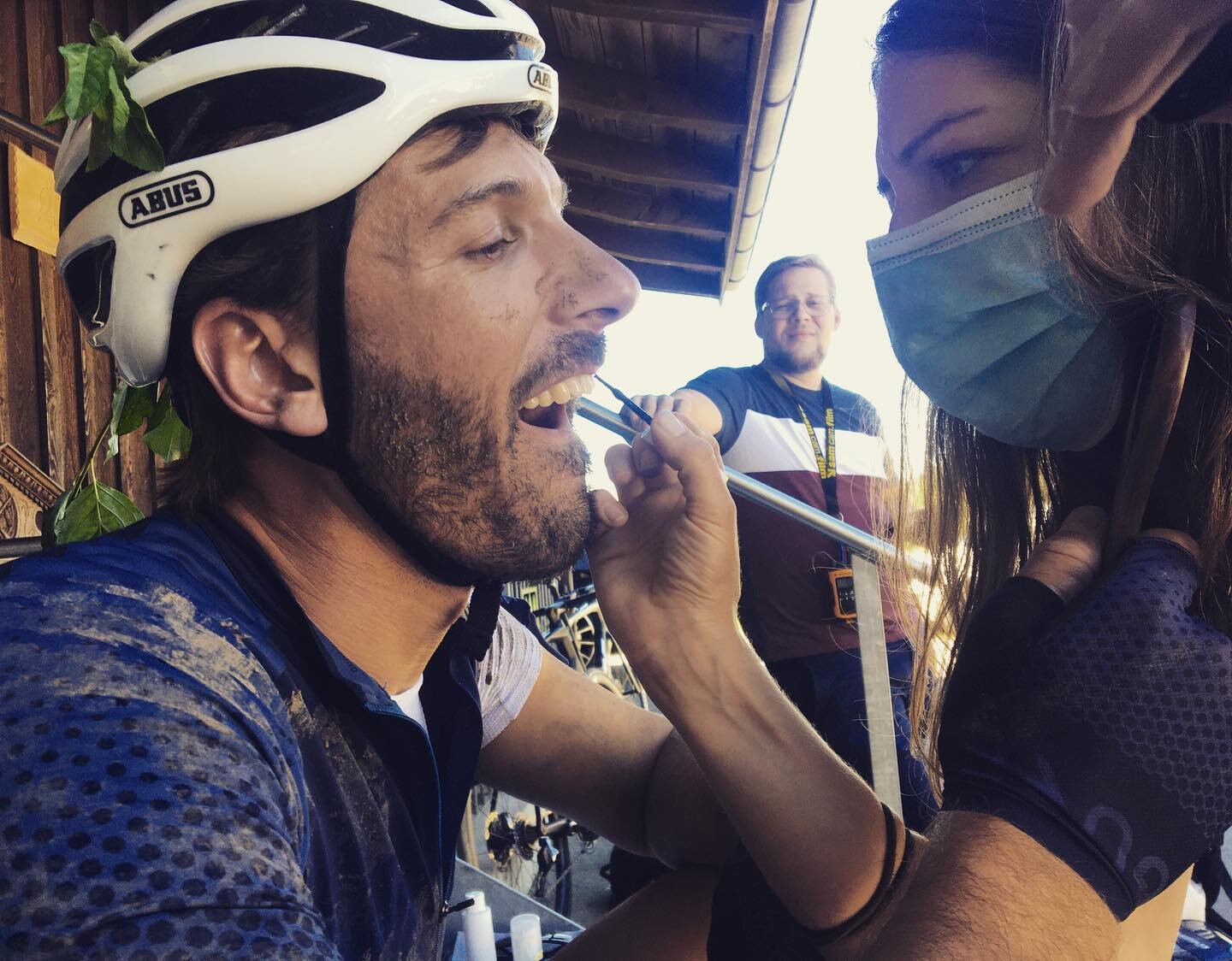 #behindthescenes with @fabian_cancellara and @samcamfilm for @baslerkantonalbank 

#makingof #shots are always the most funny ones 😅 especially this look in my face🤣 #pure #concentration 

#mask #maskenbildner #makeupartist #cleanbeauty #blacktooth