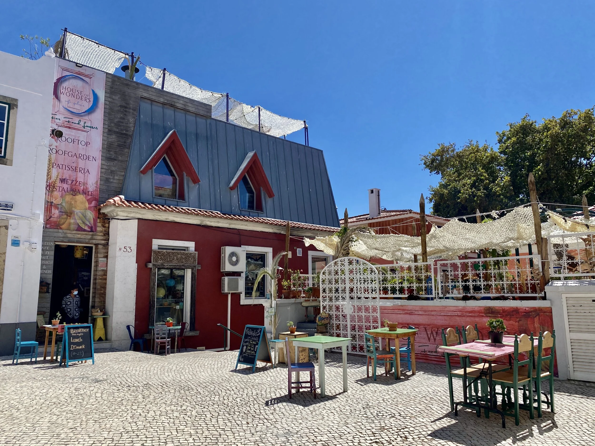 Cascais: Cafe Galeria House of Wonders