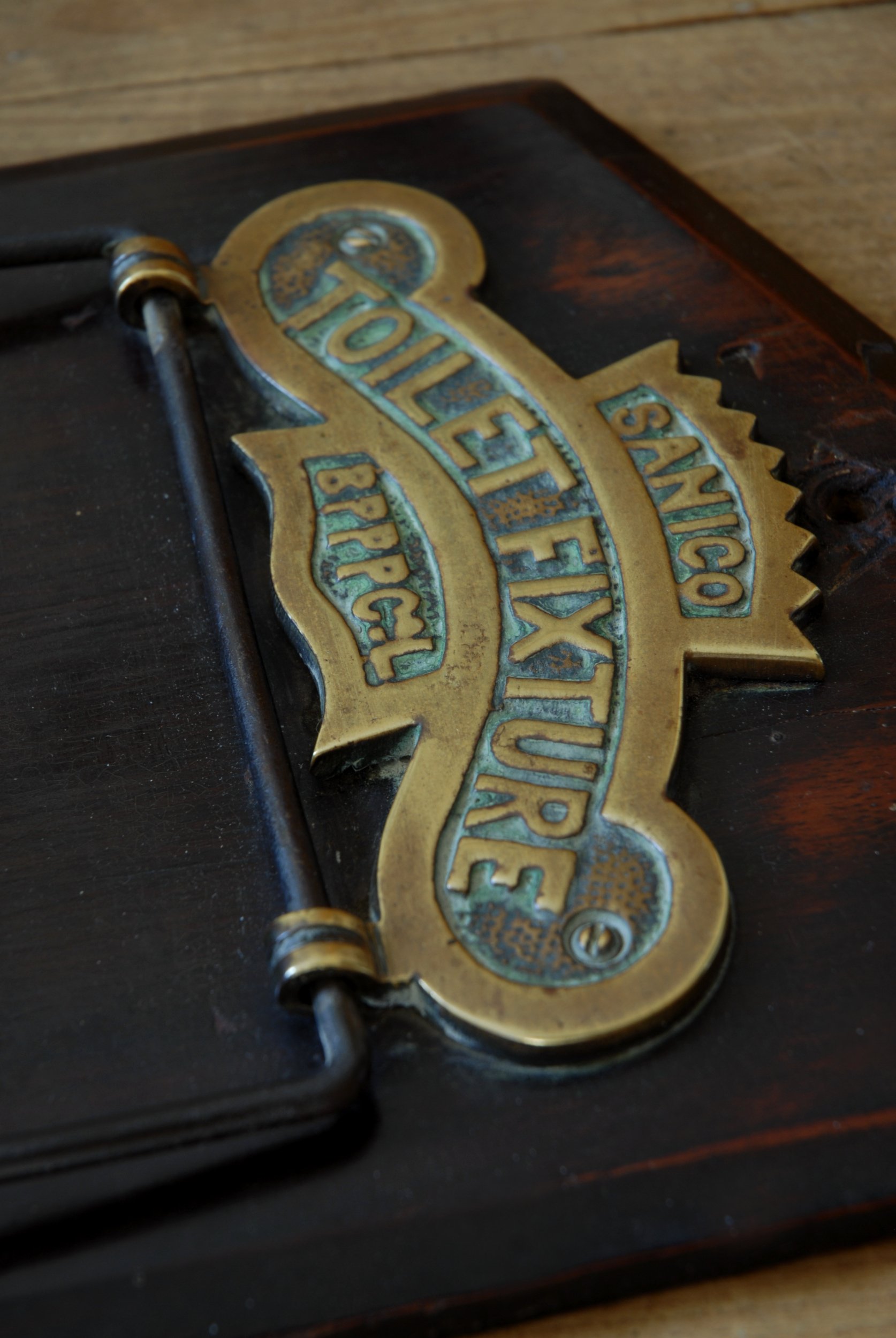 SIZED 1592 Brass Antique Toilet Roll Holder.JPG