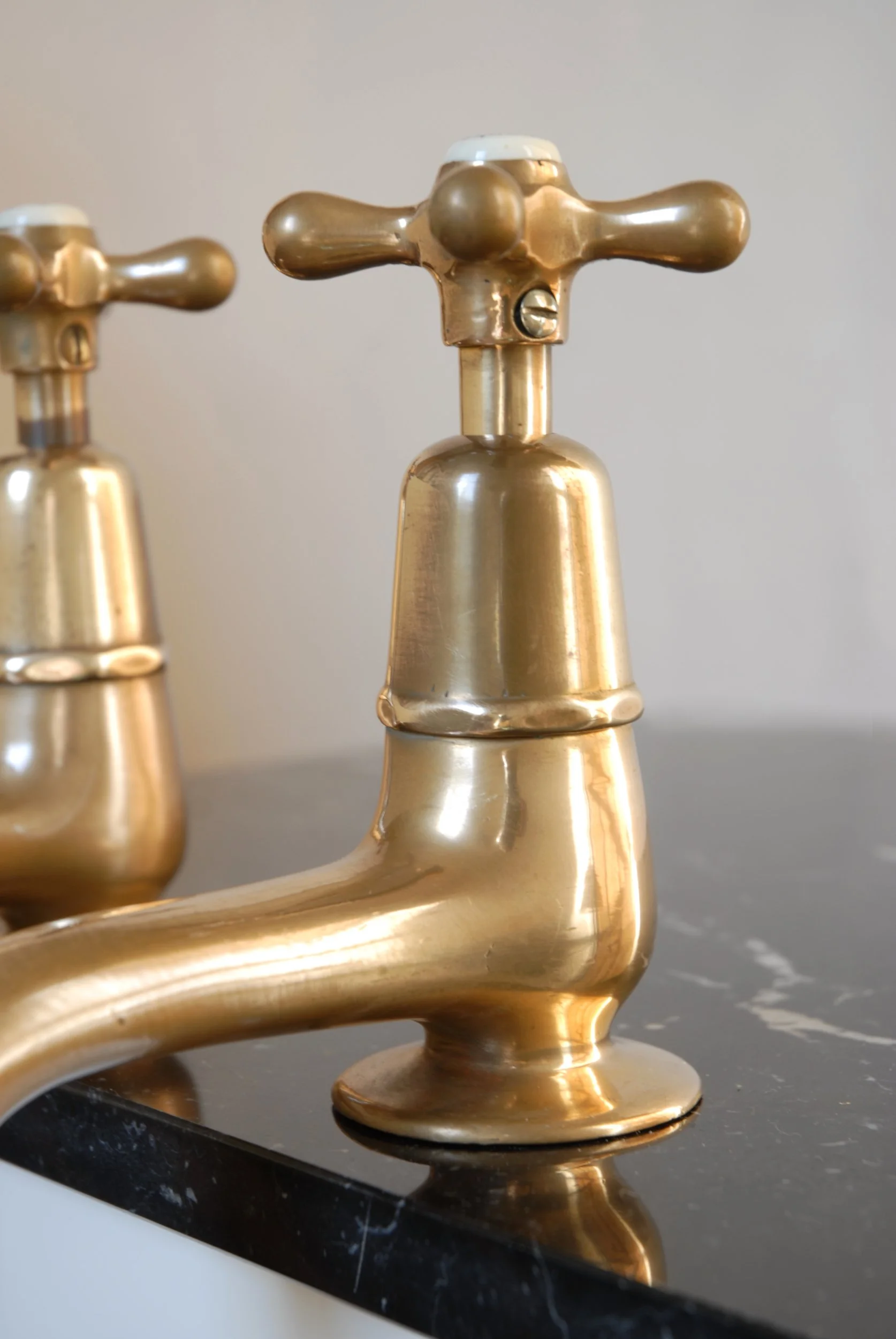 SIZED 1353 Large Antique Bath Taps.JPG