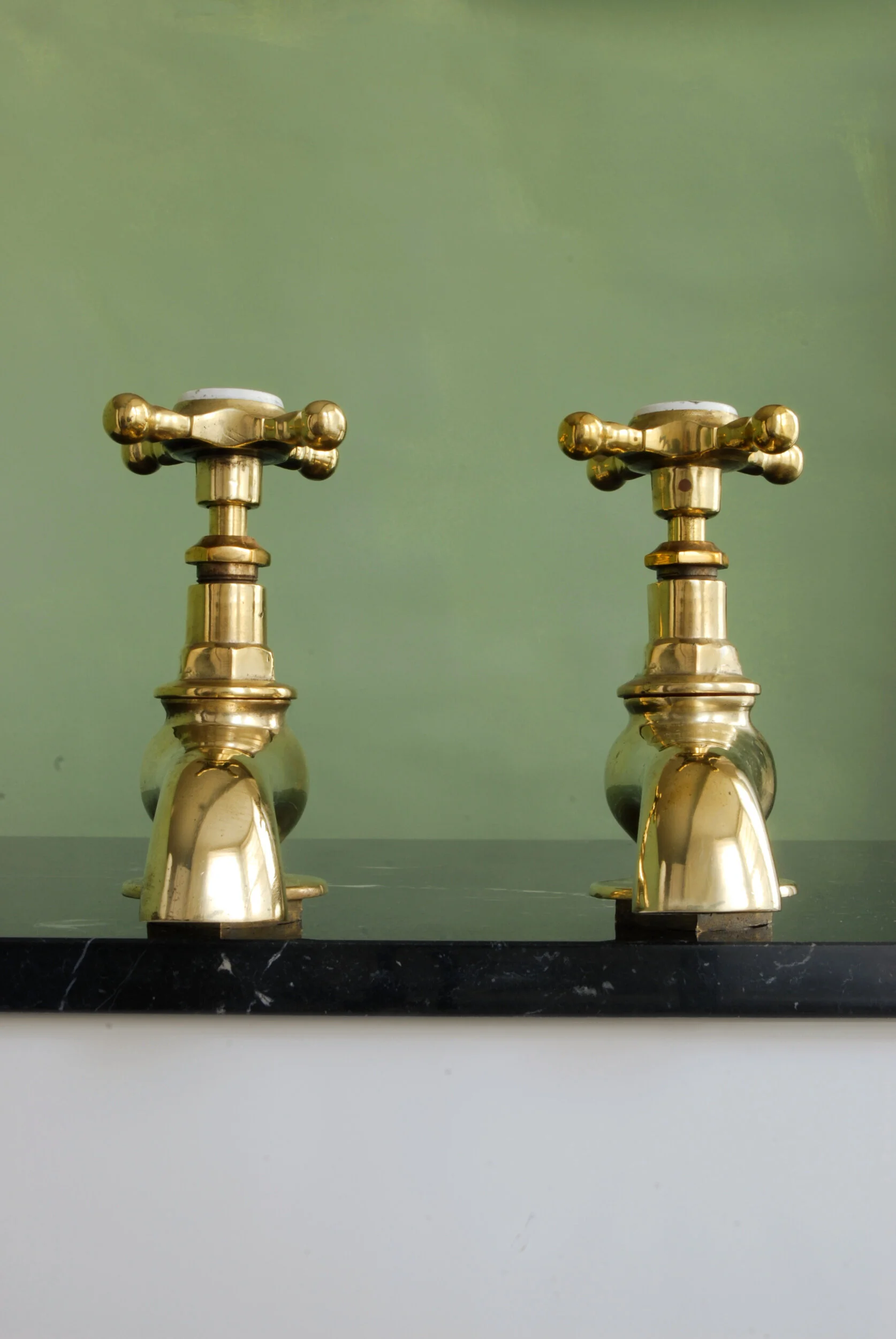 SIZED 261 Large Antique Bath Taps Front View.JPG