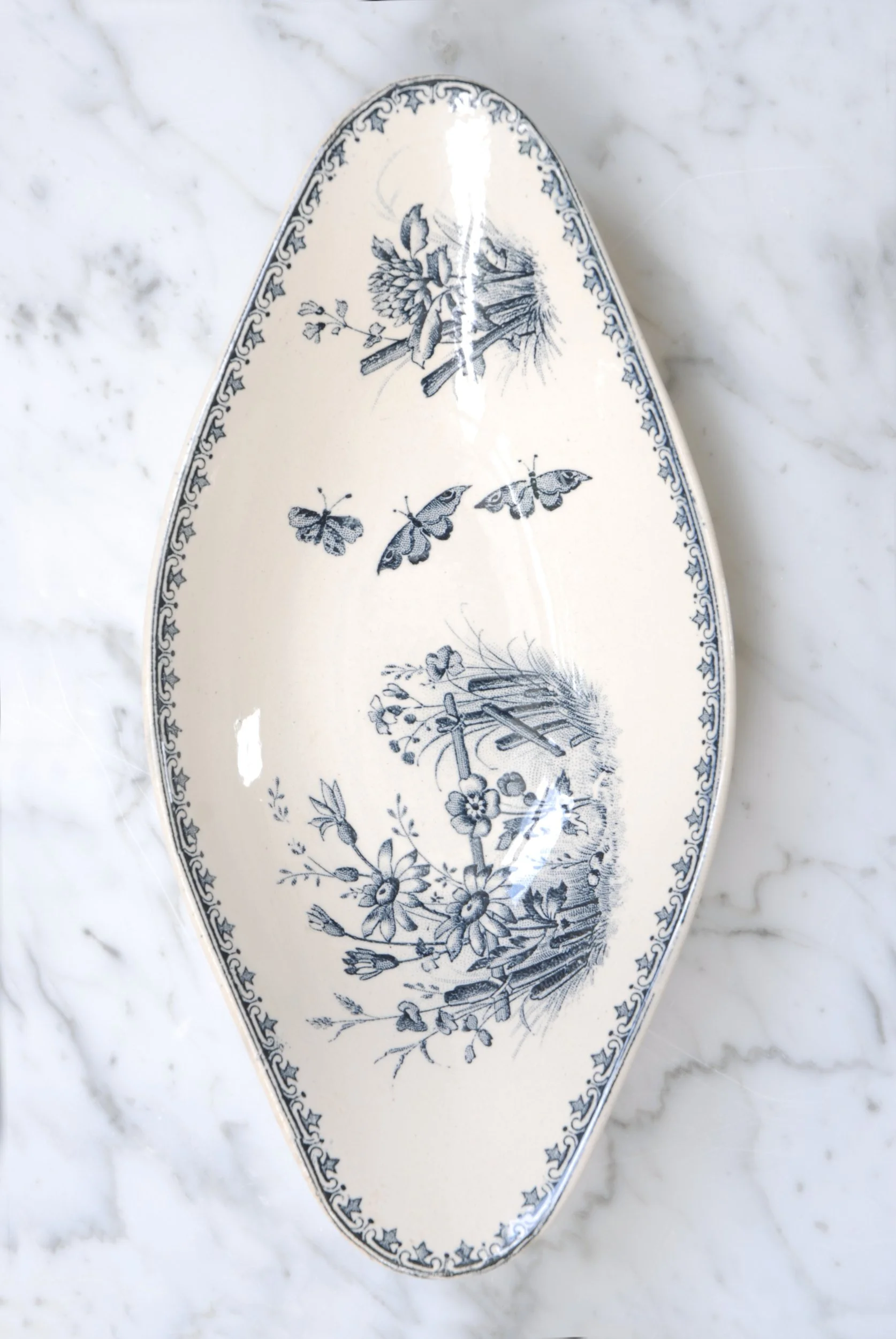 SIZED 1578 Faience Antique Soap Dish.JPG