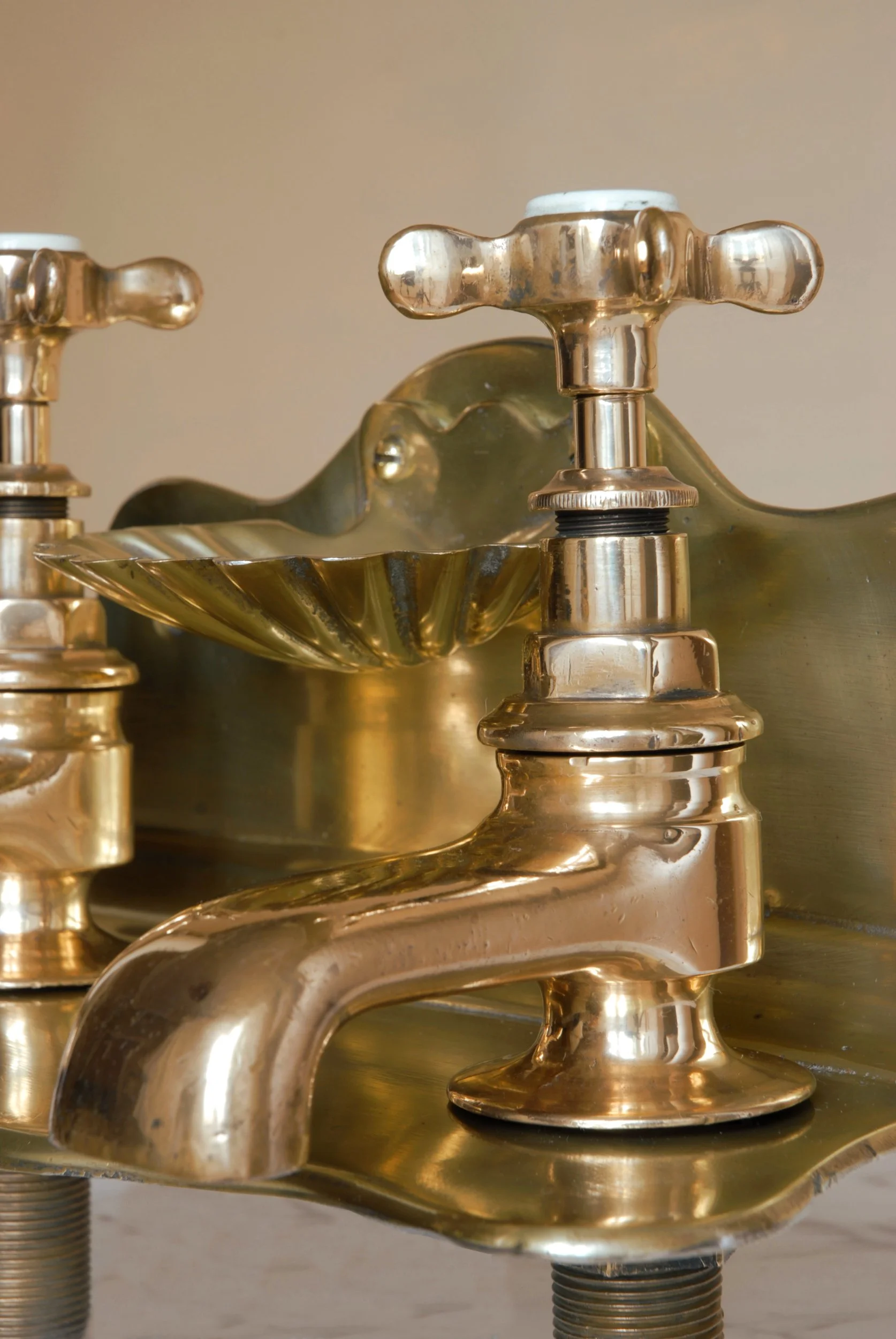 SIZED 909 Brass Bath Taps Shell Soap Tray.JPG