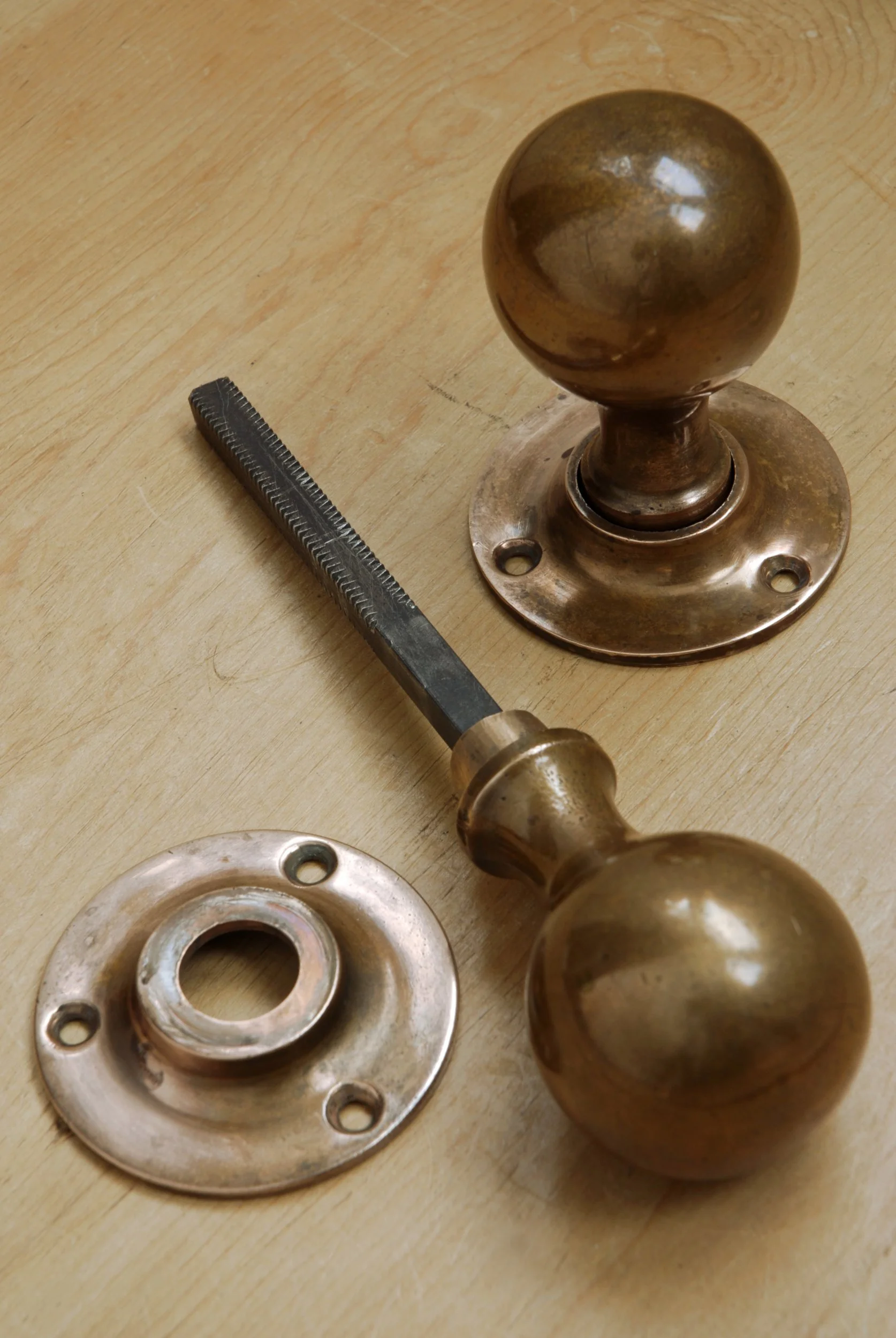 SIZED 1011 Brass Door Knobs Antique.JPG