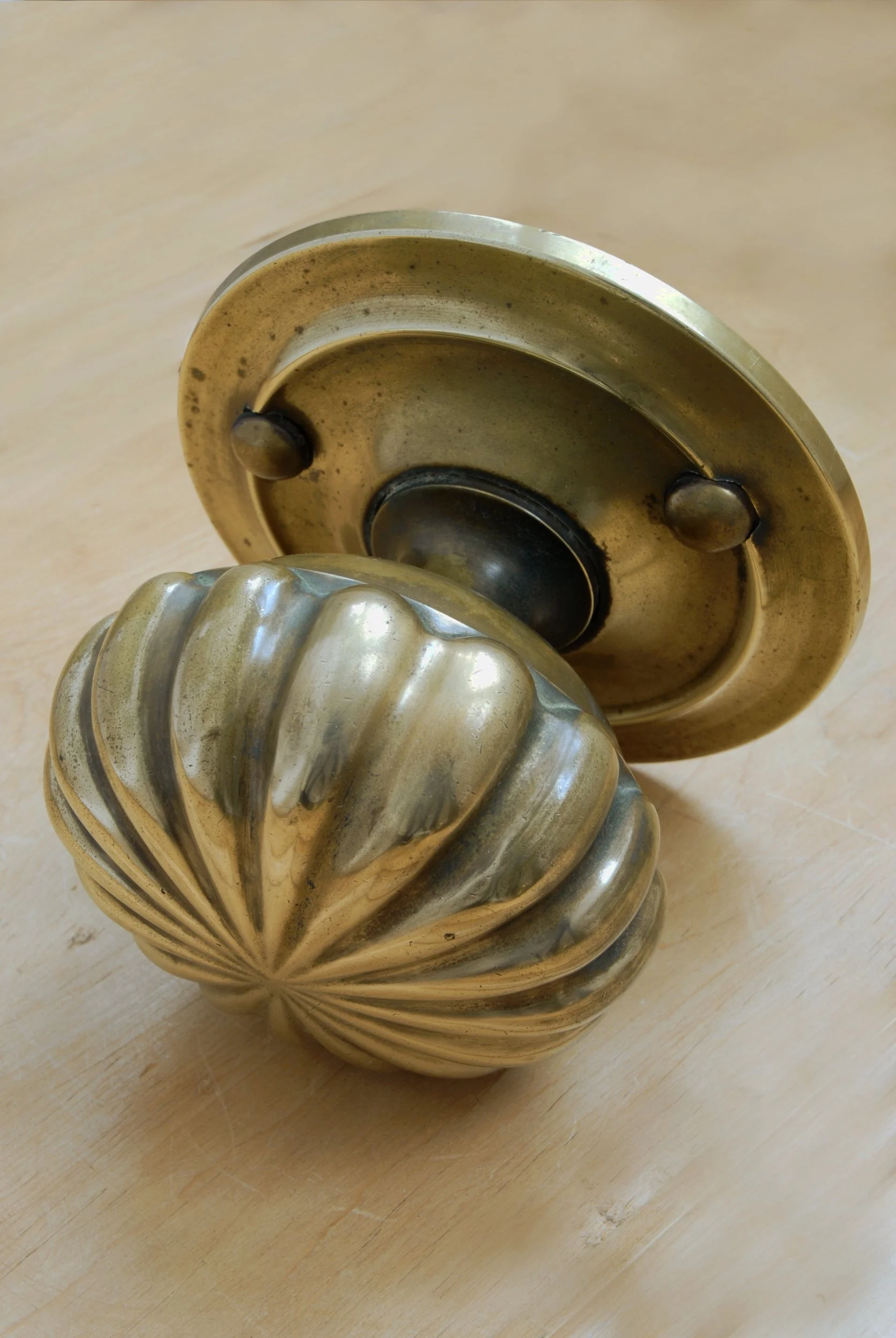 SIZED 1015 Pull Handle Brass Door.JPG