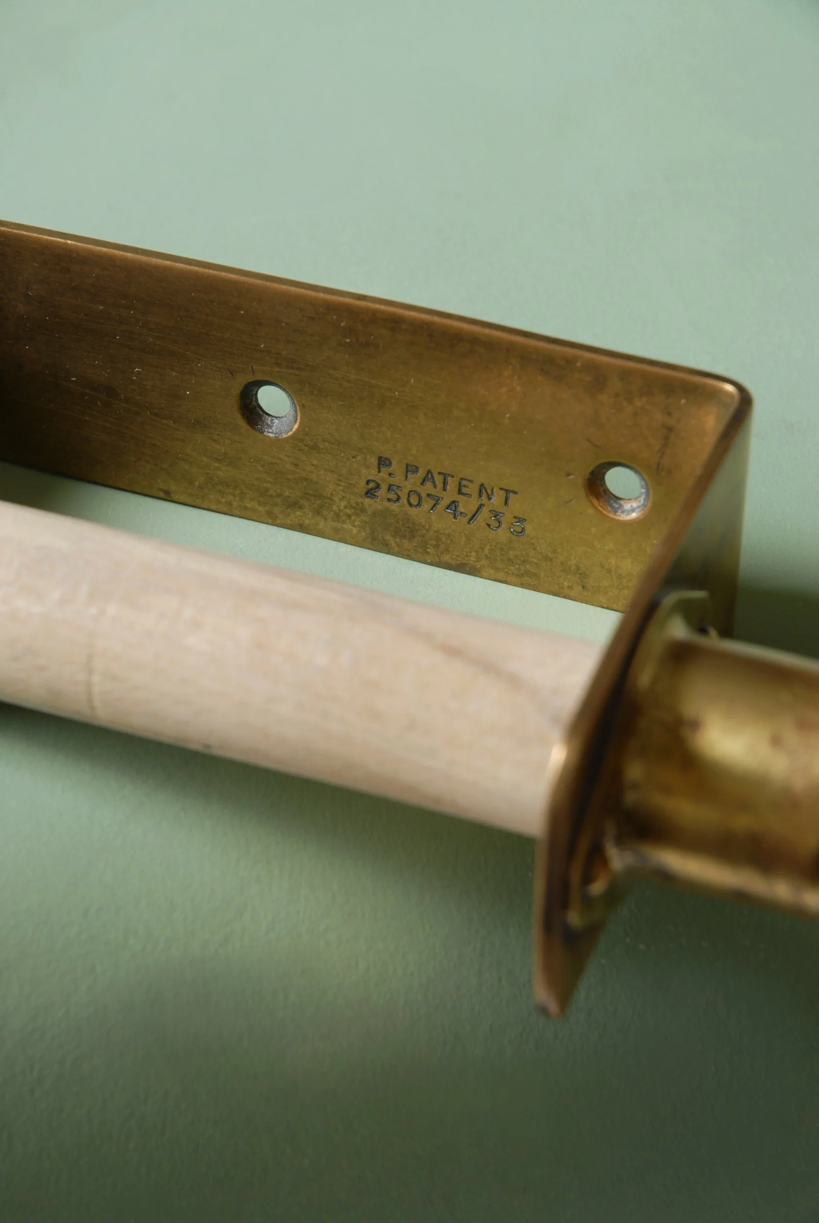 SIZED 1606 Brass Toilet Roll Holder Waterandwooduk.JPG