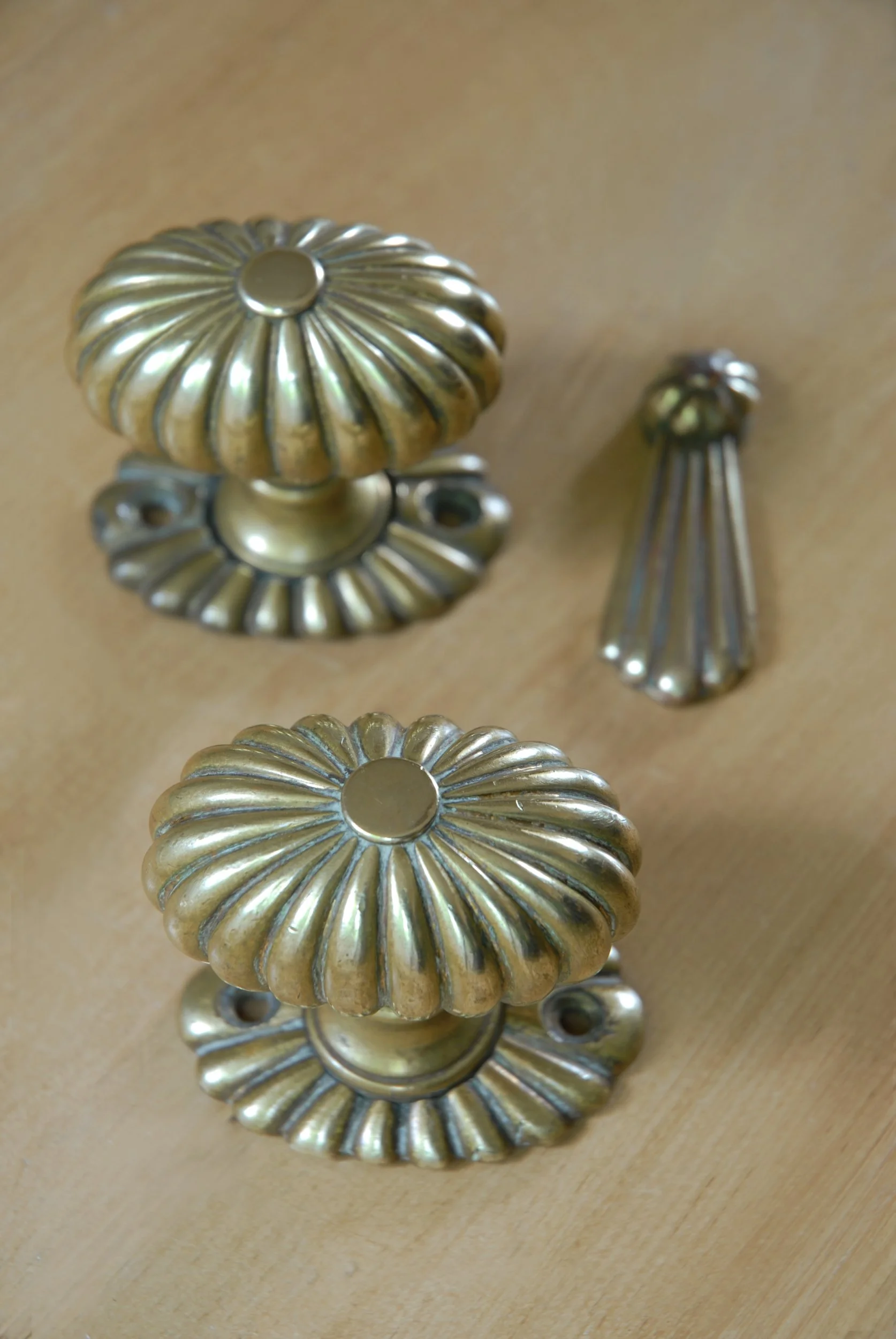 SIZED 1404 Regency Antique Brass Door Knobs.JPG