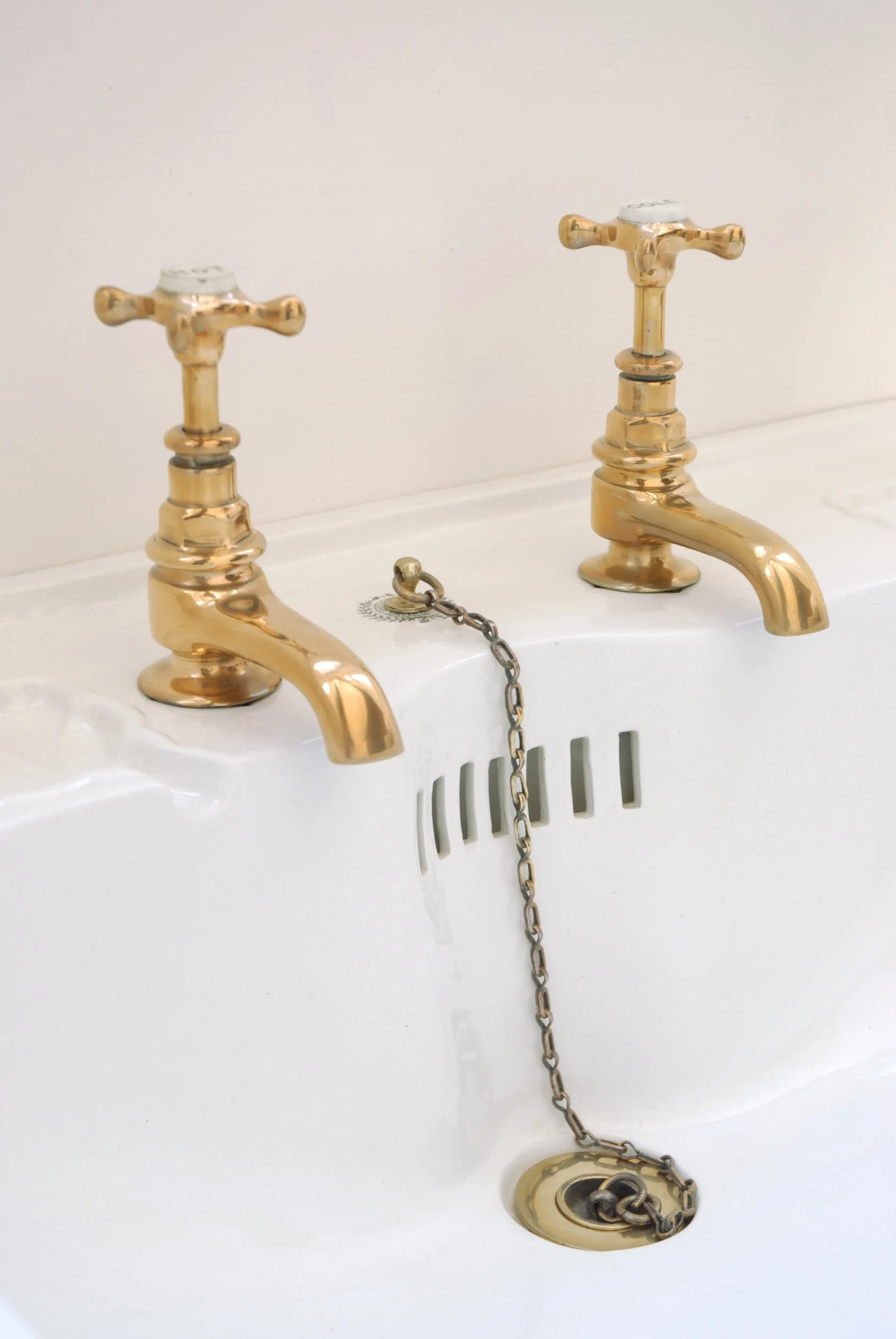 SIZED 1350 Ceramic Victorian Bathroom Sink.JPG