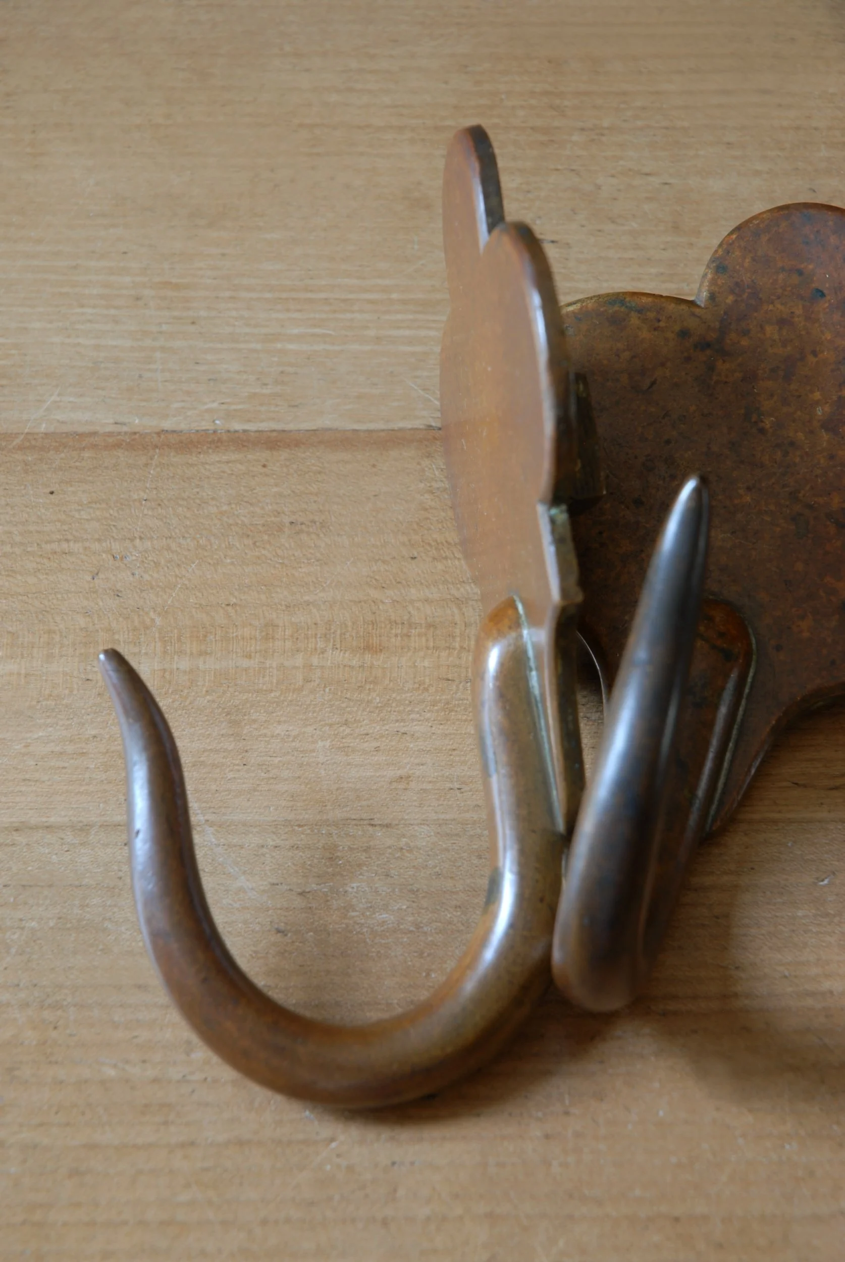 SIZED 1584 Antique Hooks Brass.JPG