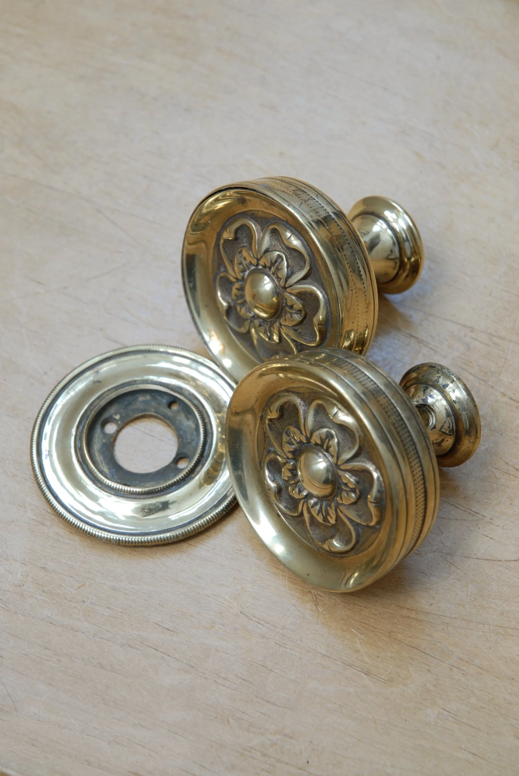 SIZED 1279 Brass Handles Regency.JPG