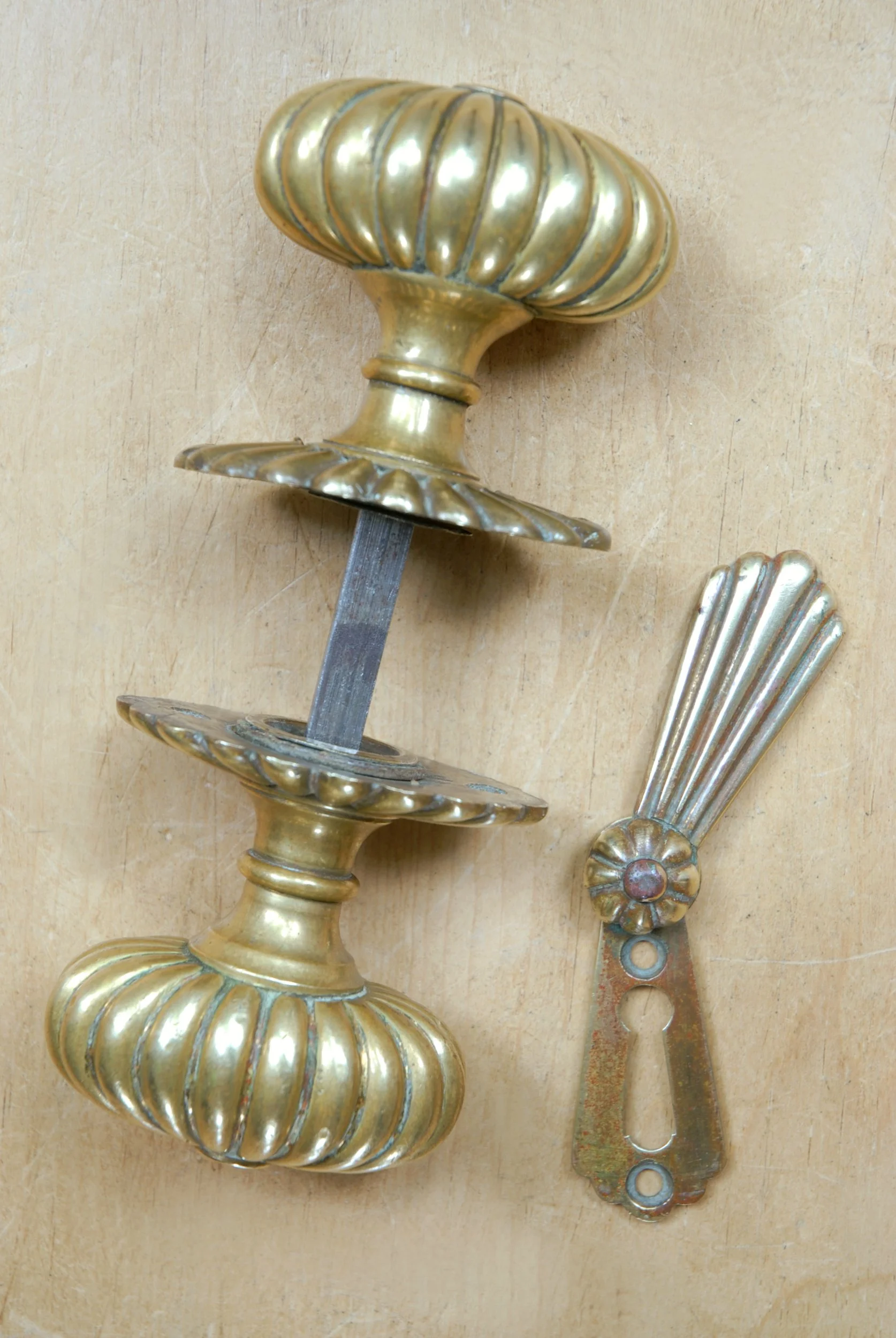 SIZED 1404 Regency Brass Door Knob.JPG