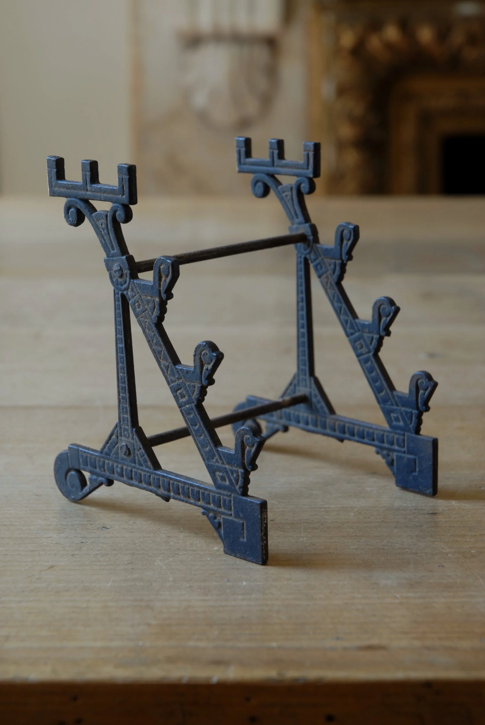 SIZED 1586 Cast Iron Pen Holder.JPG