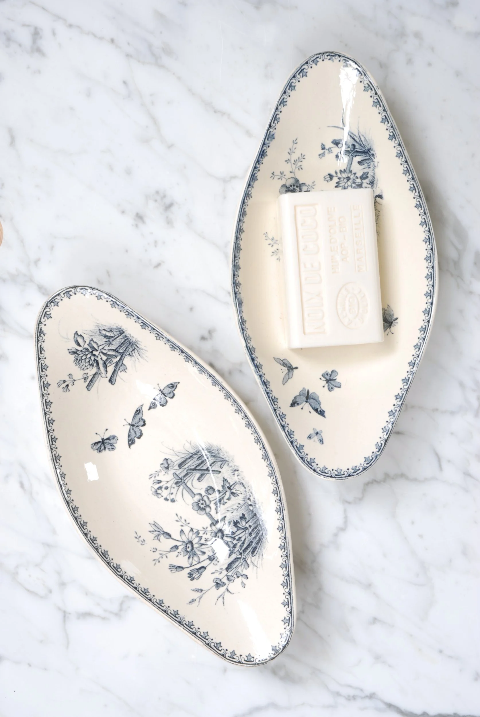 SIZED 1578 Faience Soap Dish.JPG