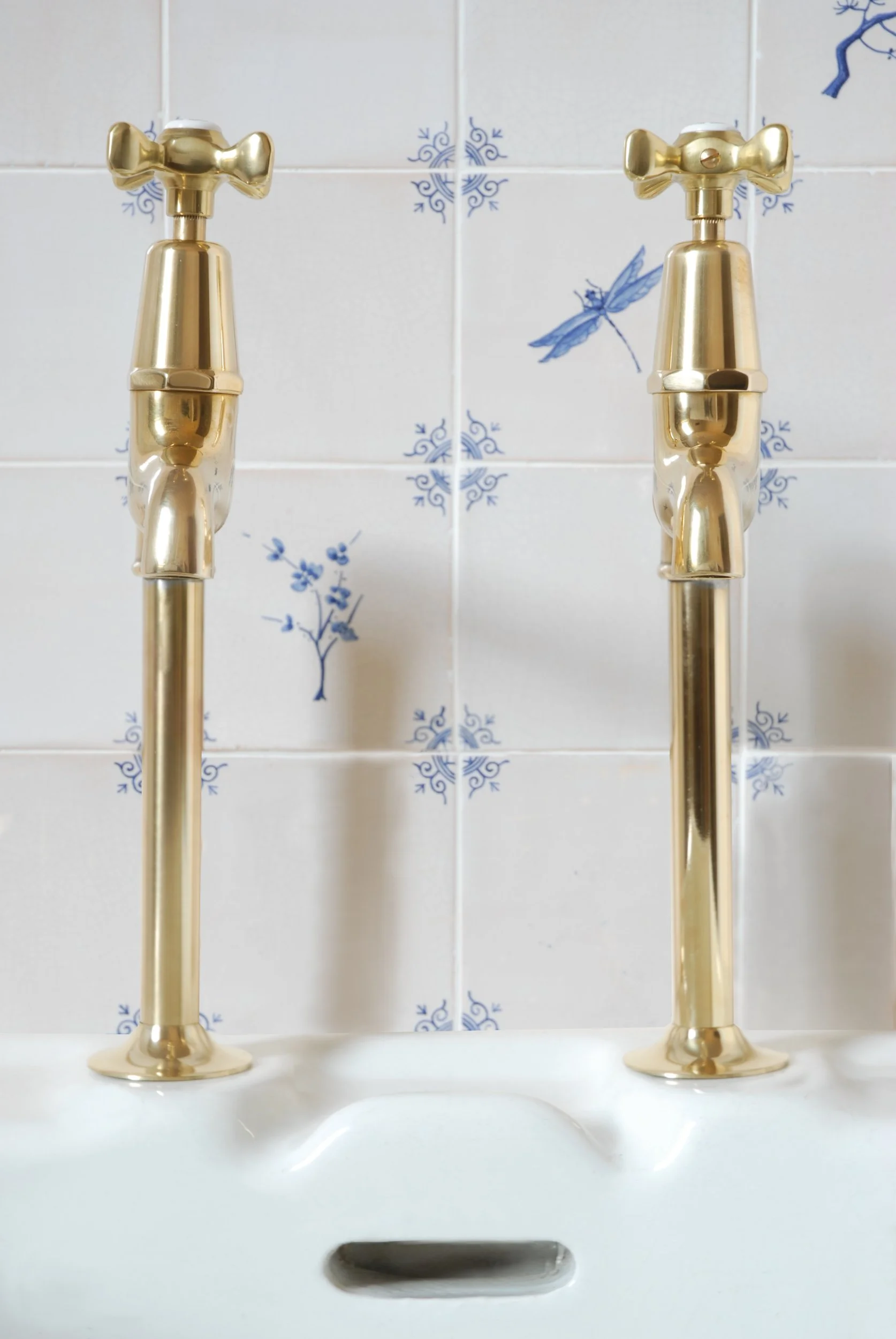 SIZED 1295 Brass Bib Taps Belfast Sink.JPG