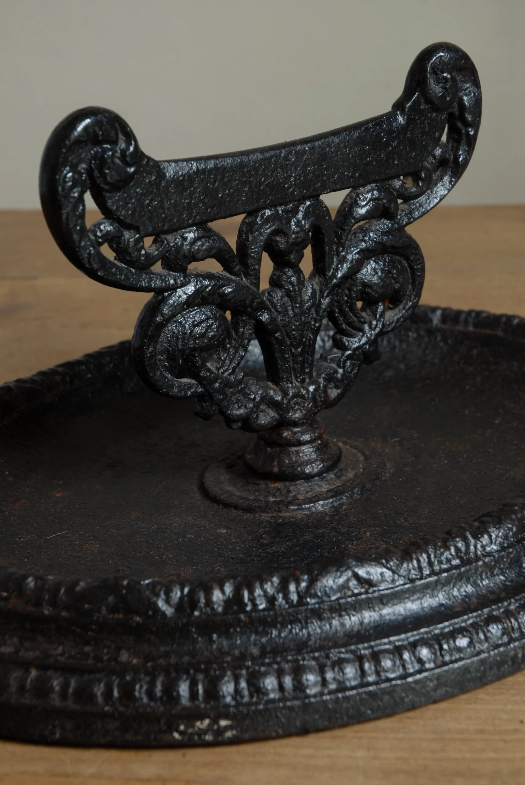 SIZED 1574 Cast Iron Antique Boot Scraper.JPG