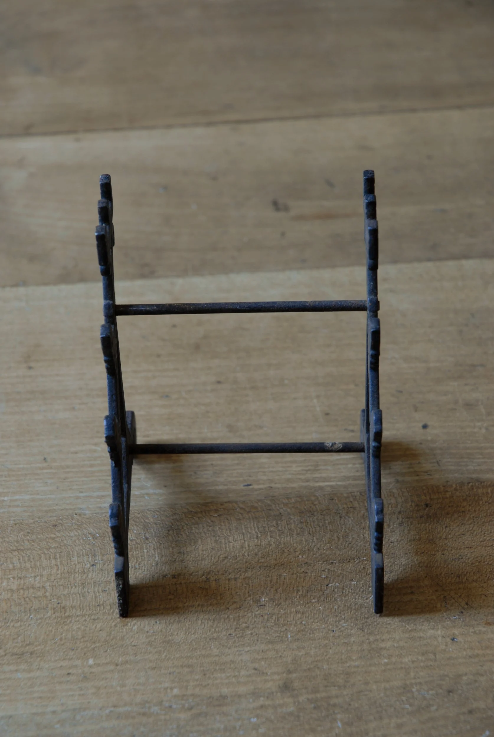 SIZED 1586 Oen Holder Cast Iron Christopher Dresser.JPG
