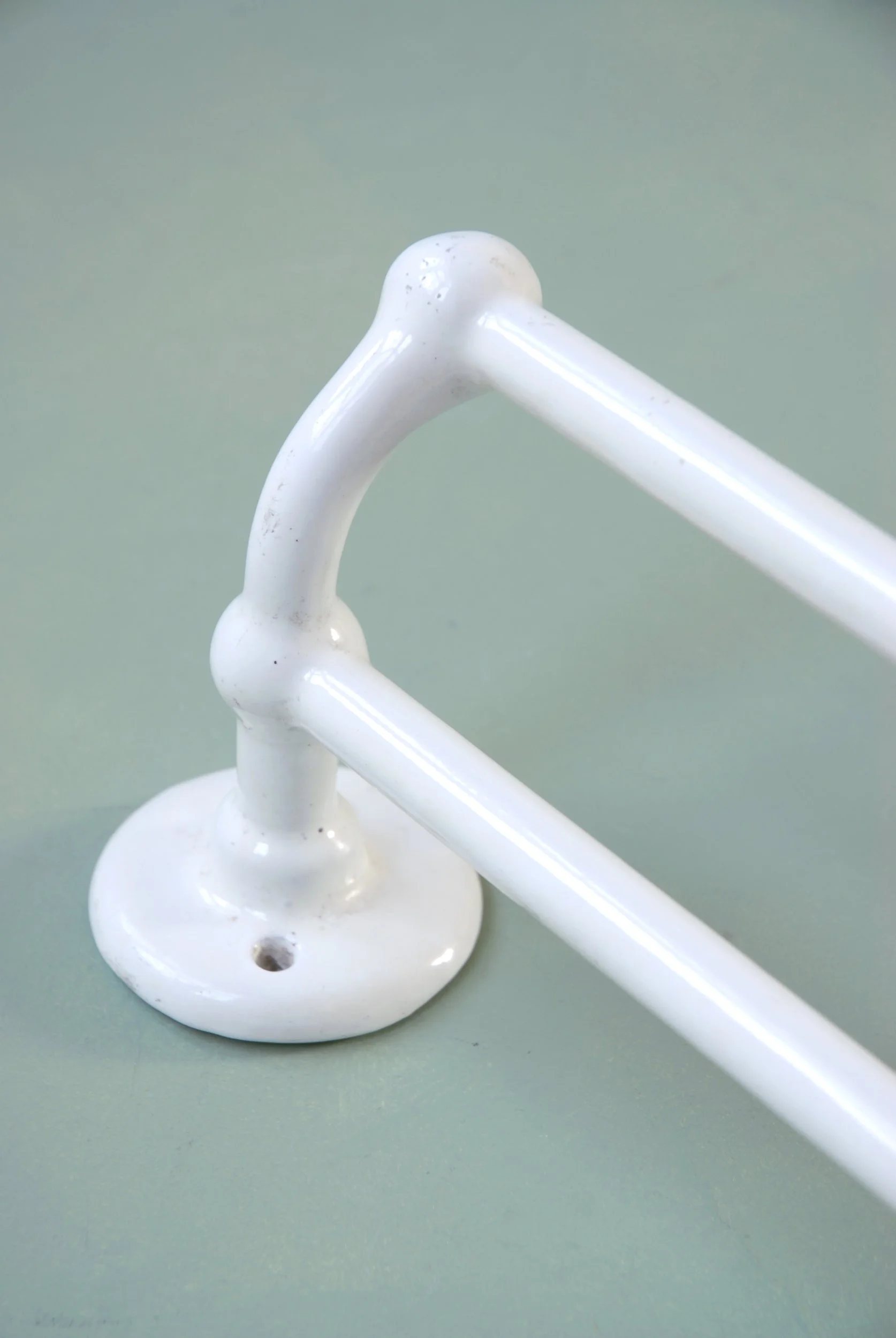 SIZED 1312 Enamel White Towel Rail.JPG