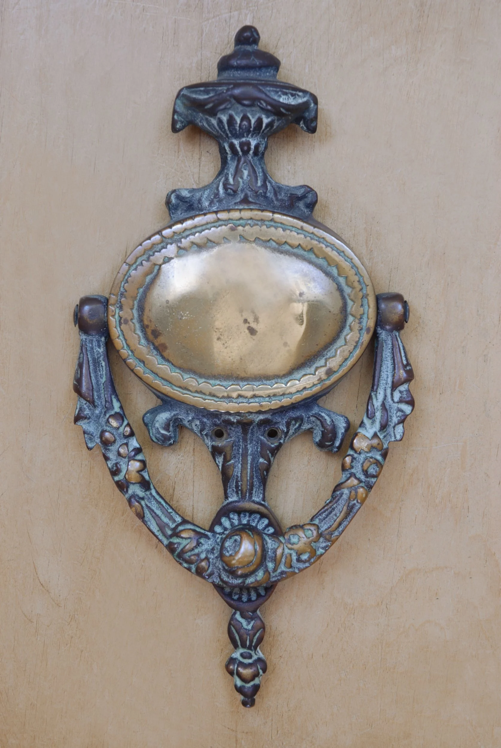 SIZED 1553 Urn Door Knocker Waterandwooduk.JPG