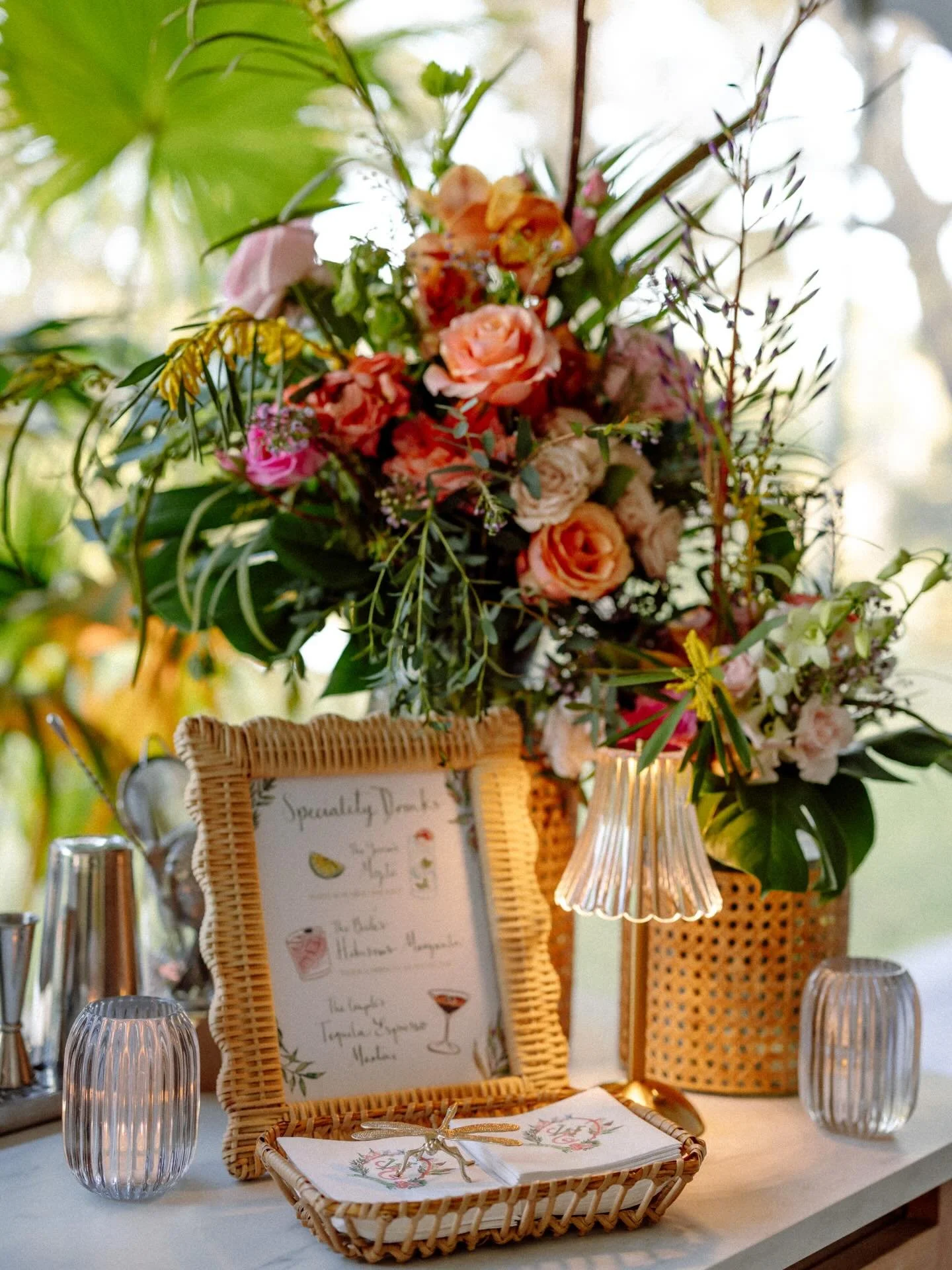 A punch of color! 

📸: @arevaloandco 
💐: @fictionevents 
👨🏼&zwj;🍳: @menacateringinc