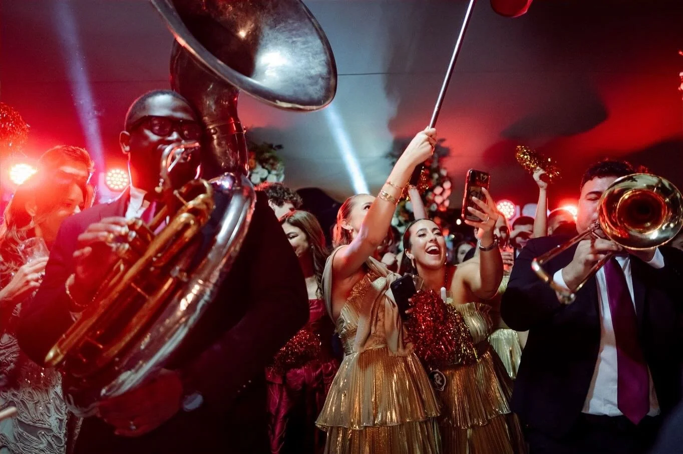 A marching band for hora loca is always a good idea! 

📸