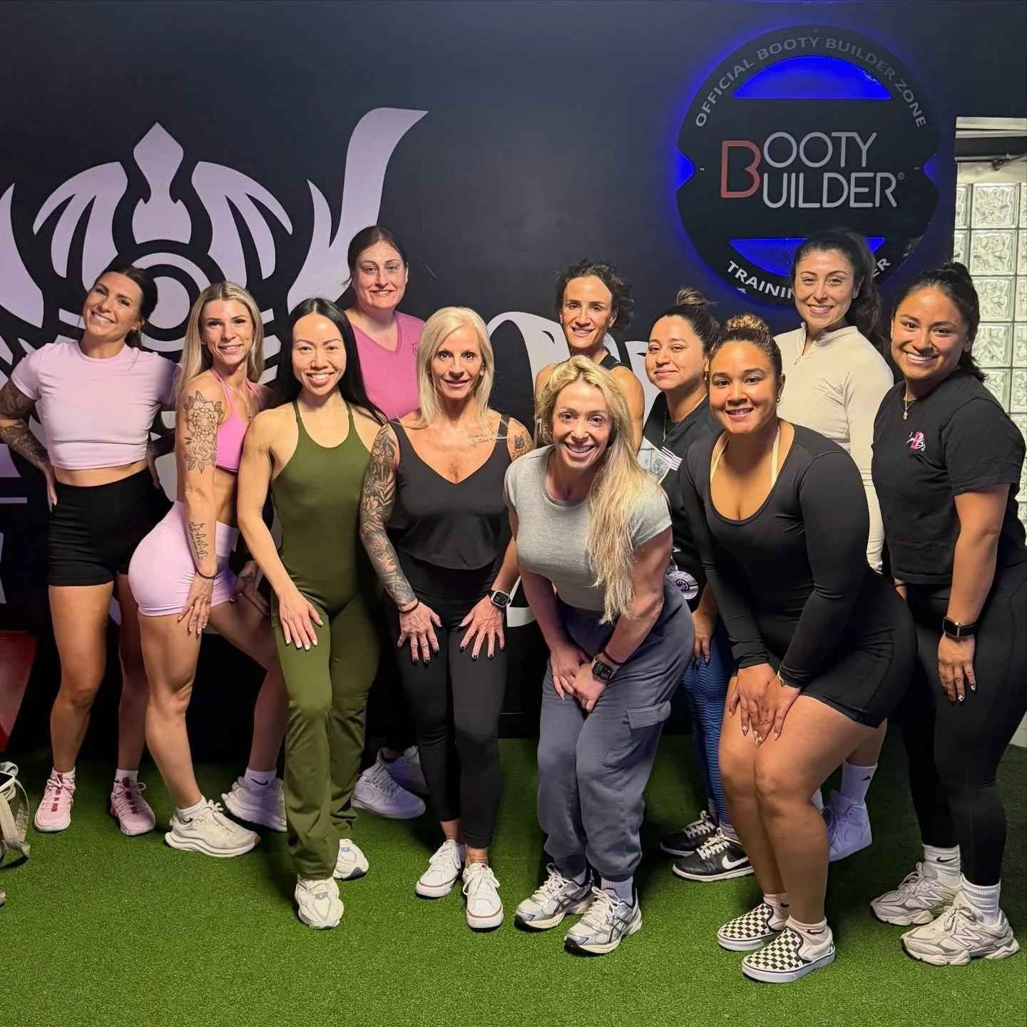 Quite a crew this morning ! These ladies came it and got to work! There&rsquo;s no better way to kick off the weekend than a solid glute sesh!🤗🍑

I&rsquo;m so grateful for all the amazing people I have the opportunity to work with🩷

@melhicarmona 
