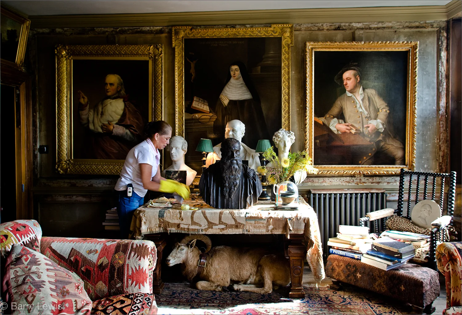 Teresa De Las Casas cleaning in Malplaquet House, Georgian home of Tim Knox and Todd Longstaff-Gowan.
Mile End, London 2007
