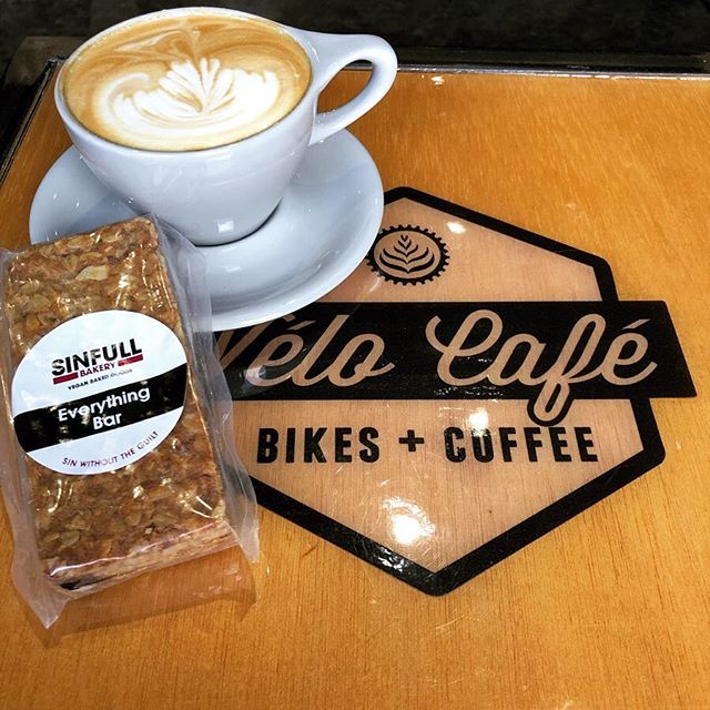Whether it&rsquo;s the Everything Bar or the Coconut Dream Bar, it&rsquo;s your choice, but you&rsquo;ve got to try one of these delicious Houston, TX based @sinfullbakery .
@cadencecyclerykeller #bikesandcoffee #latteart @avocacoffeeroasters #texas 