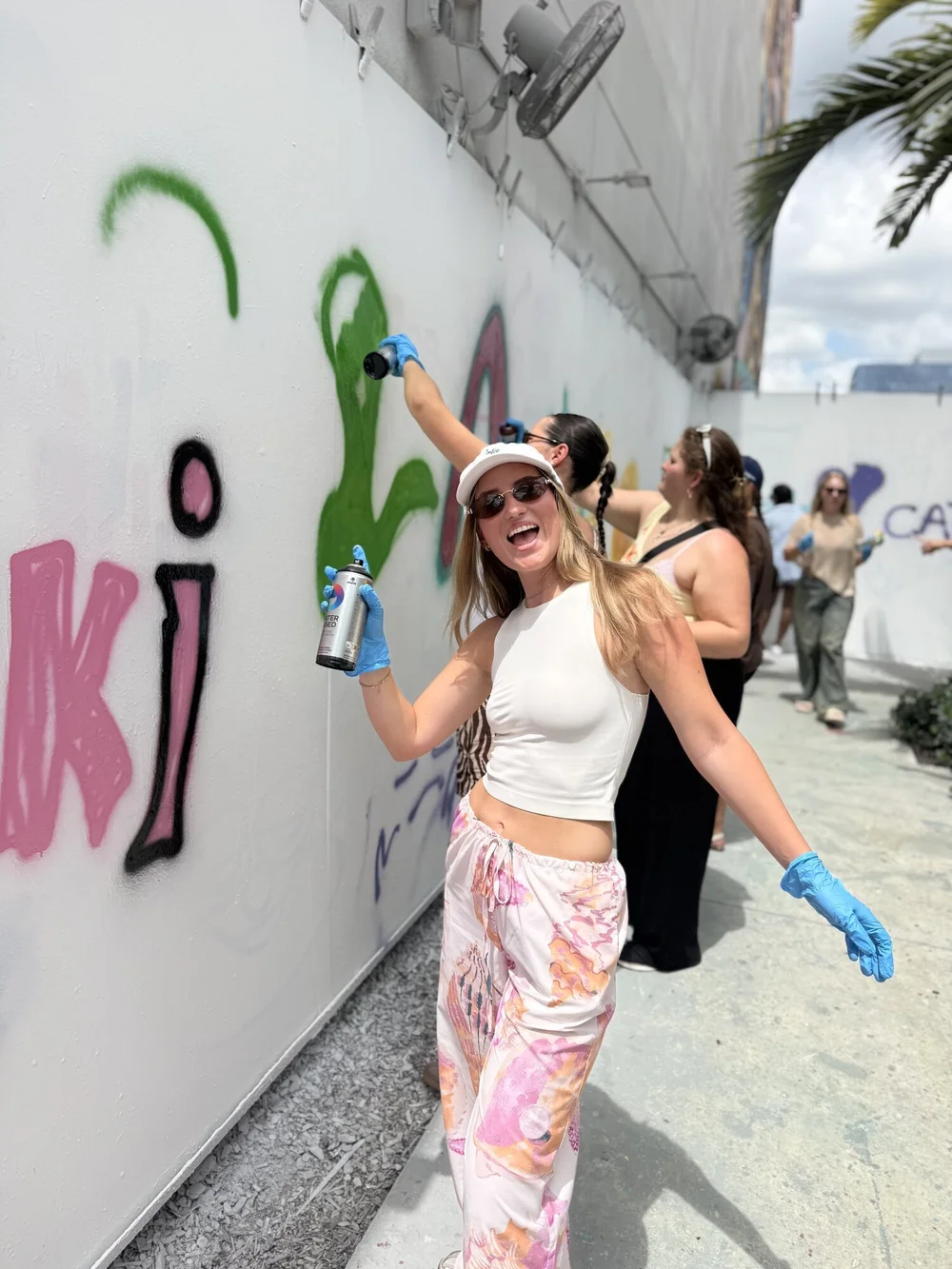 Au pairs during a Miami creative activity