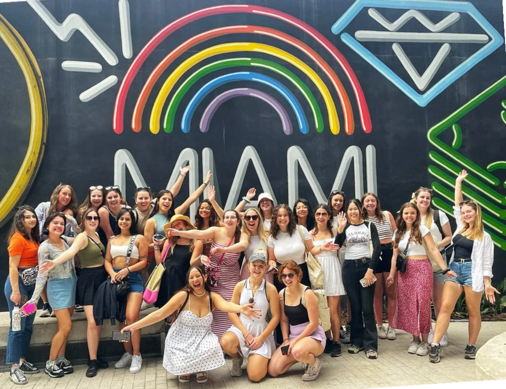 Au pairs in front of the Miami sign