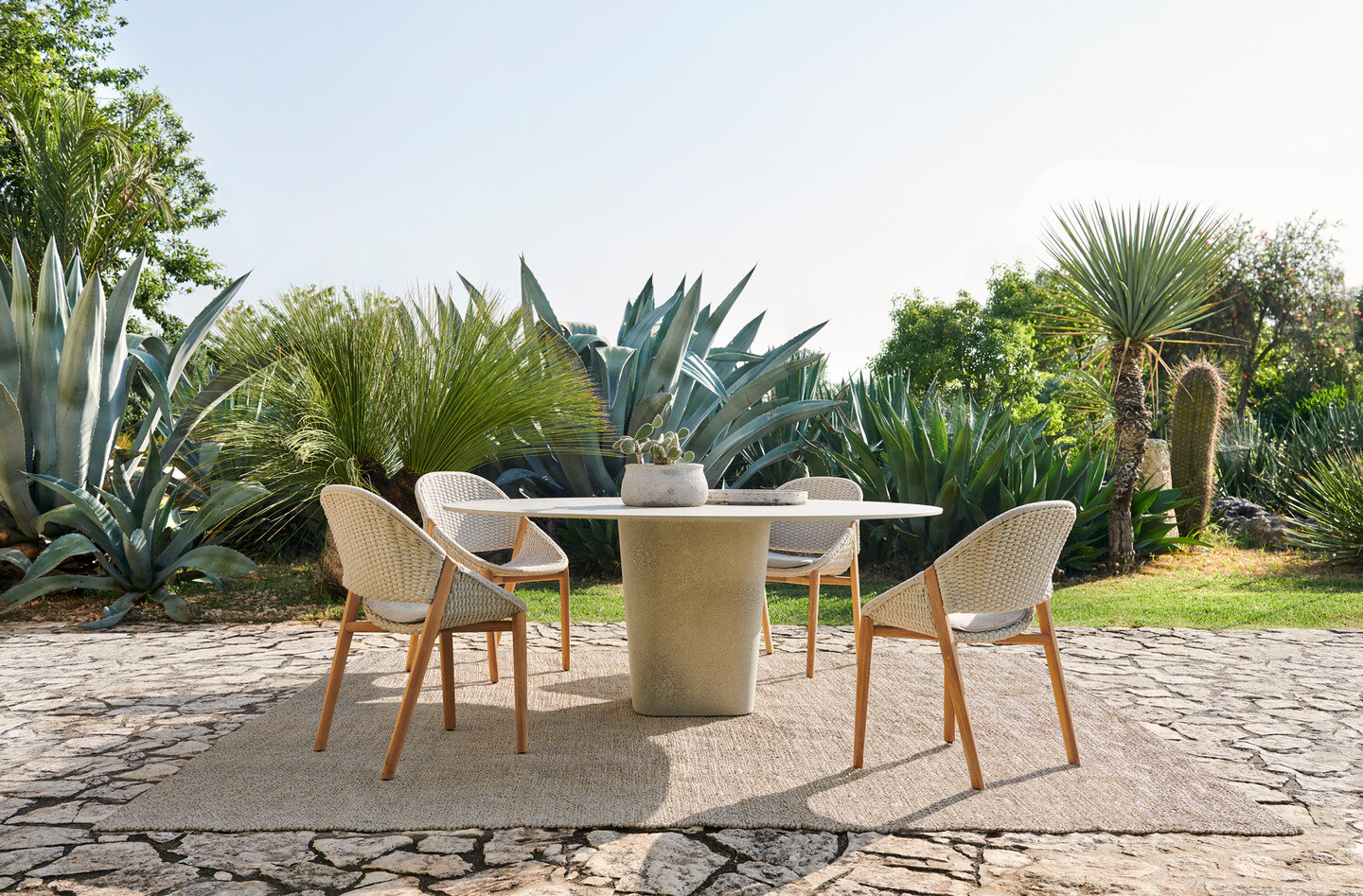 Table TAO: Chaises Elio.jpg