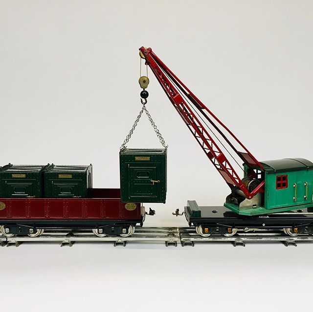 Lionel 219 crane, scarce reverse door and window positions. Displayed with 212 gondola and 205 LCL containers. This is a previously sold item from our photo archive.
