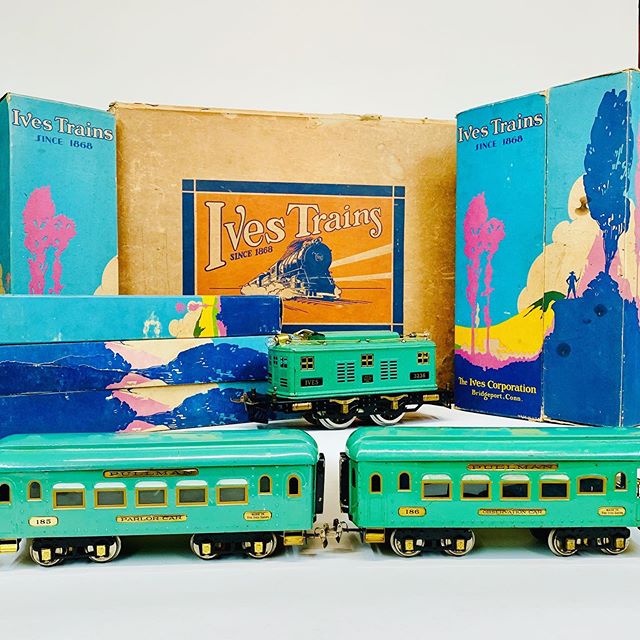 Circa 1930 Ives trains outfit 1071 consisting of a 3236 in cadet blue with 185 and 186 all in the original boxes and setbox.