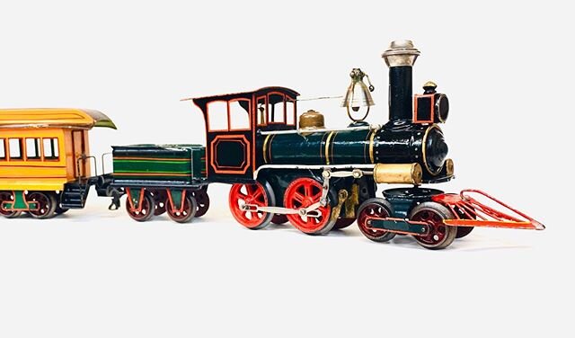 Circa 1899-1900 Marklin for the American market Eagle set with the deluxe 4-4-0 wheel arrangement.