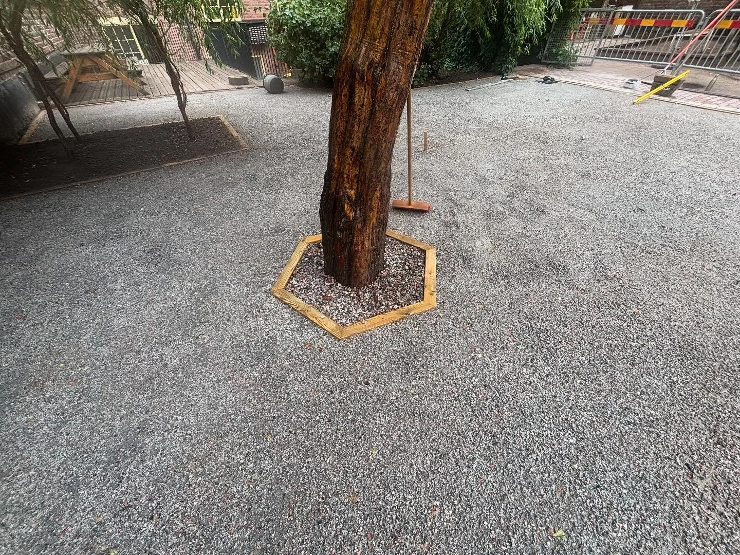 Anläggningen av konstgräs på målaren är nästan klar.