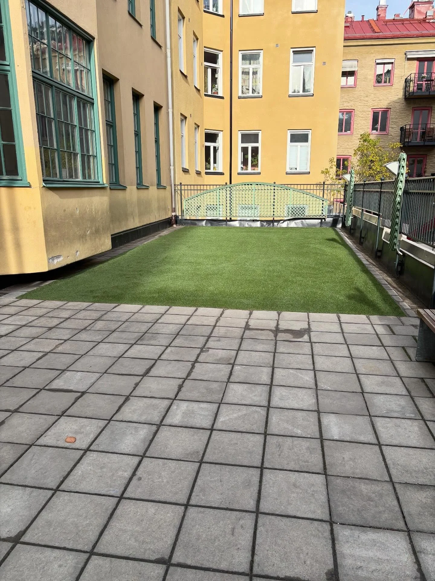 Elfstr&ouml;ms forts&auml;tter att f&ouml;rnya skolg&aring;rdar och lekplatser.