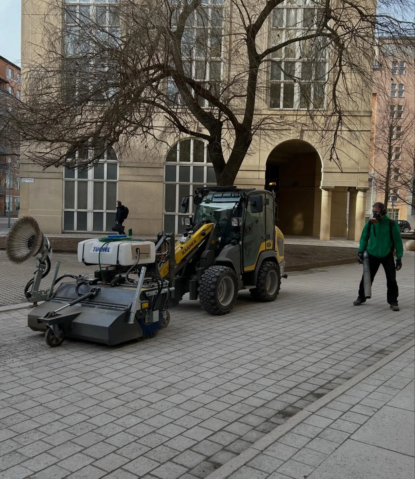 En bl&aring;sig dag i fredags n&auml;r vi sandsopade Bofills b&aring;ge🌿💨

#elfstr&ouml;mstr&auml;dg&aring;rdsanl&auml;ggningar #tr&auml;dg&aring;rdsanl&auml;ggning #sandsopning #v&aring;rtecken