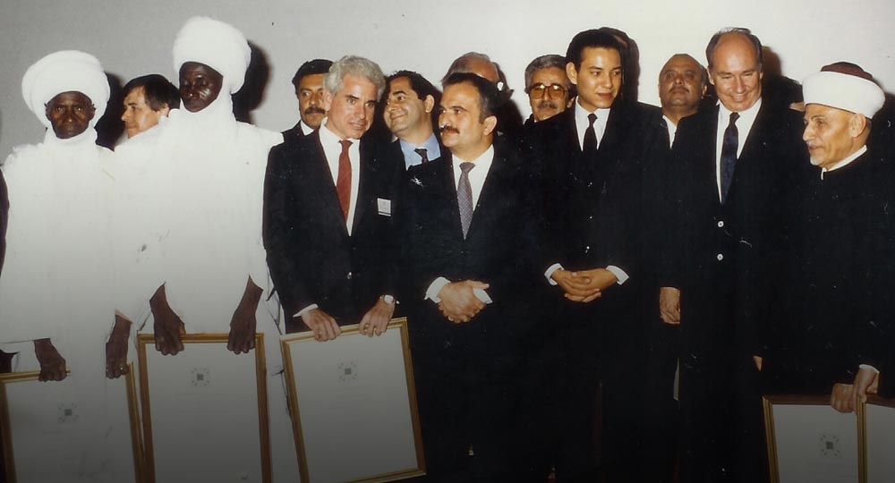  Presentation of the AGA KHAN Award for Architure for the restoration of the fire damaged painted dome of the Al Aqsa Mosque Jerusalem. Paul Schwartzbaum, third from the left, with Prince Hassan bin Talal of Jordan, King Mohammed VI of Morocco, and t