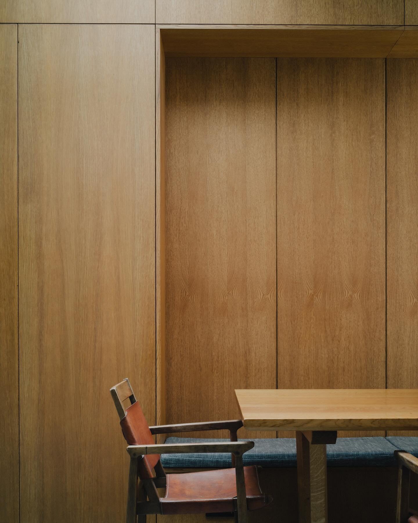The dining nook and surrounding joinery is much simpler in detail, contrasting to the main kitchens slim solid oak frame. This was a conscious decision from @studiomcw and our client to create a clean backdrop for the dining space. 

Each panel throu
