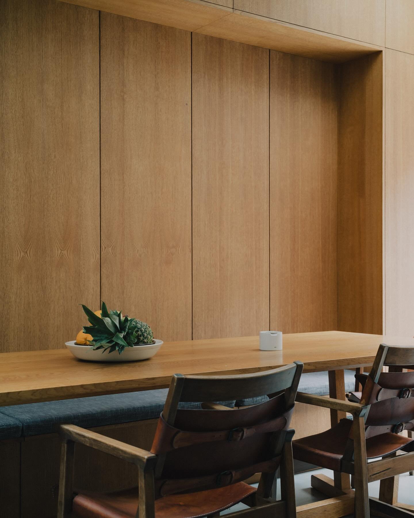 A clean and simple dining nook from the hideaway house with @studiomcw. 
@timcrockerphotographer 
.
.
.
#woodwork #woodworking #furnituremaking #furnituremaker #handtools #britishcraft #craft #funiture #bespoke #handmade #handcrafted #furnituredesign